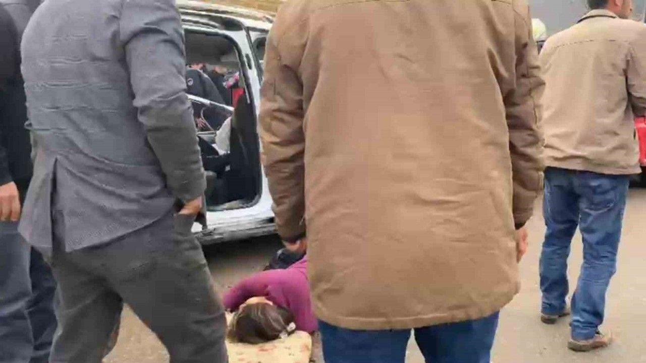 Şanlıurfa’da kamyonet ile hafif ticari araç çarpıştı: 2’si çocuk 4 yaralı