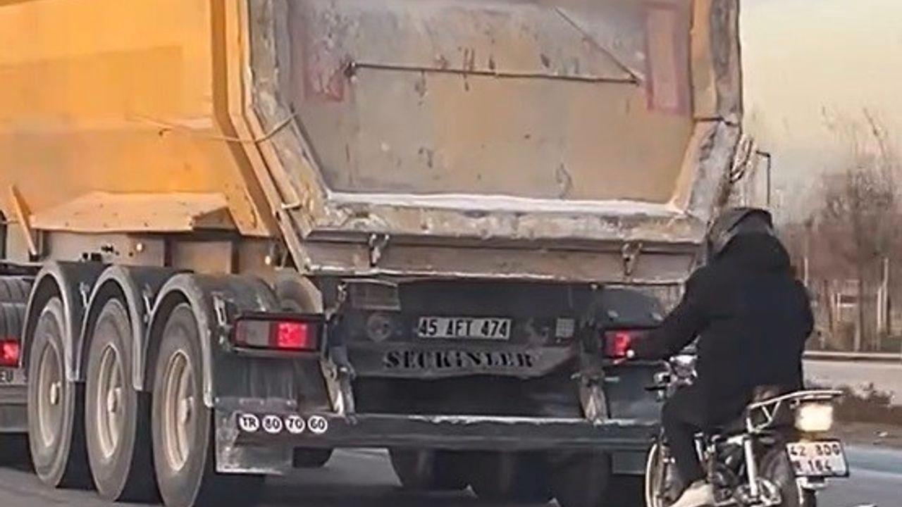 Seyir halindeki tırın peşinde motosikletli tehlikeli yolculuk