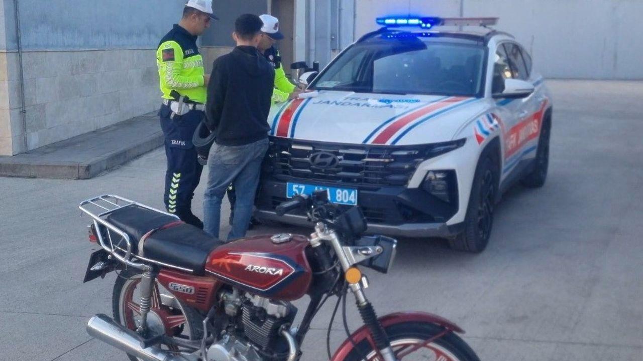 Sinop’ta trafiği tehlikeye atan motosikletli yakalandı
