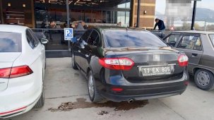 3 Aralık Dünya Engelliler Günü’nde engelli yerine park eden resmi araca ceza
