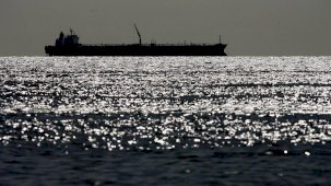 ABD Sahil Güvenliğinden kaçan tankerin mürettebatı gemiye Rus bayrağı çizdi