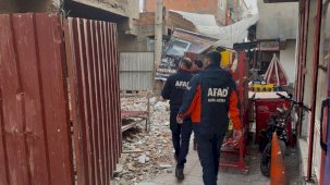 Ağır hasarlı binayı yıkarken molozların altında kaldı