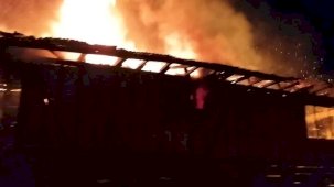 Ahşap ev alev alev yandı