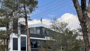 Alacağı için çatıya çıktı, yarı çıplak 3 saat ikna edilmeye çalışıldı