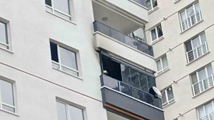 Ankara’da ev yangınında mahsur kalan anne ile oğlu kurtarıldı