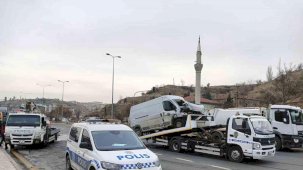 Ankara’da hafif ticari araç ile otomobil çarpıştı: 1 ölü, 3 yaralı