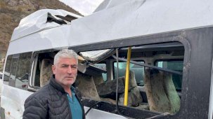 Artvin’de üzerlerine kaya yağan minibüs şoför yaşadıkları korku dolu anları anlattı