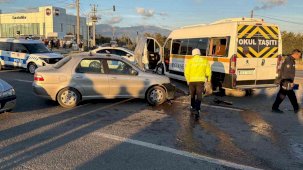Balıkesir’de öğrenci servisi ile otomobil çarpıştı: 7 yaralı
