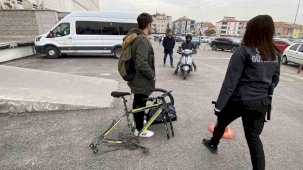 Bisikletin kilidini açamayınca tekerini söküp çaldılar