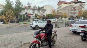 Ceza yedi, kaskı başına geçirerek motosiklet sürücülerine uyarıda bulundu