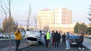 Duran araca çarpıp takla attı: 1 yaralı