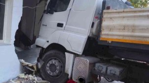 Freni boşalan tır, direk ve otomobile ardından fırına çarptı: 5 keçi telef oldu