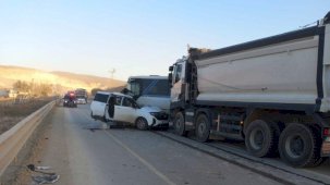 Hafif ticari araçla minibüs çarpıştı: 1 ölü