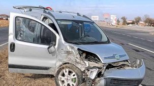 Hastaneden dönen karı koca kaza yapıp hastanelik oldu