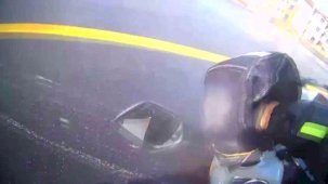 Kazayı burnu kanamadan atlatan motosikletlinin yardımına koşan sürücü yürekleri ısıttı