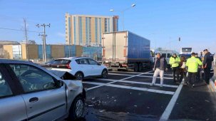 Kırmızı ışıkta bekleyen araca çarptı: 3 yaralı