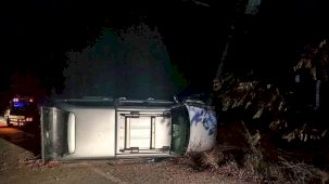 Kontrolden çıkan pikap PTS direğine çarptı