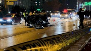 Kontrolden çıkıp ağaca çarpan otomobil alev aldı: 1’i ağır 2 yaralı