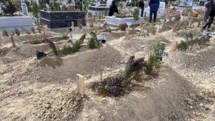 Mersin’de komşusu tarafından öldürülen anne ve oğlu toprağa verildi