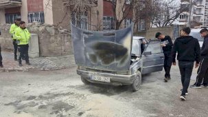 Motor kısmı tutuşan otomobili yanmaktan itfaiye kurtardı