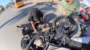 Motosiklet sürücüsü kaskı sayesinde yara almadan kurtuldu