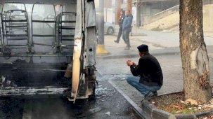 Okul servisi küle döndü, sürücüsü çaresizce izledi