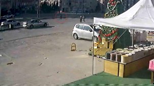 Otomobilin çarptığı yaşlı kadın metrelerce savruldu: O anlar kamerada