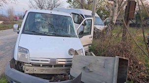 Servis minibüsü hafif ticari araçla çarpıştı: 11 yaralı