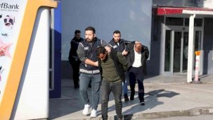 Sınırı 4 bin dolara geçiyorlarmış: Göçmen kaçakçısı 4 şüpheli tutuklandı