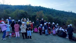 Vefat eden öğretmenleri için fidan diktiler