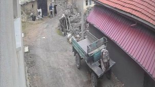 Yerde yatan karısının kafasına tekme attı