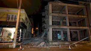 Yıkım sırasında kopan beton parçaları yandaki eve zara verdi