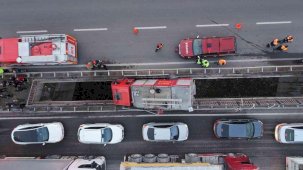 Yüksek gerilim tellerine ramak kala, itfaiye aracı köprü arasında sıkıştı: 3 personel yaralı