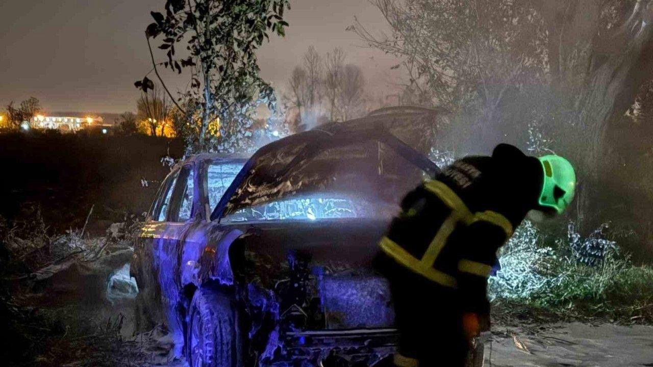 Tarlada park halindeki otomobil alev topuna döndü, geriye demir yığınları kaldı