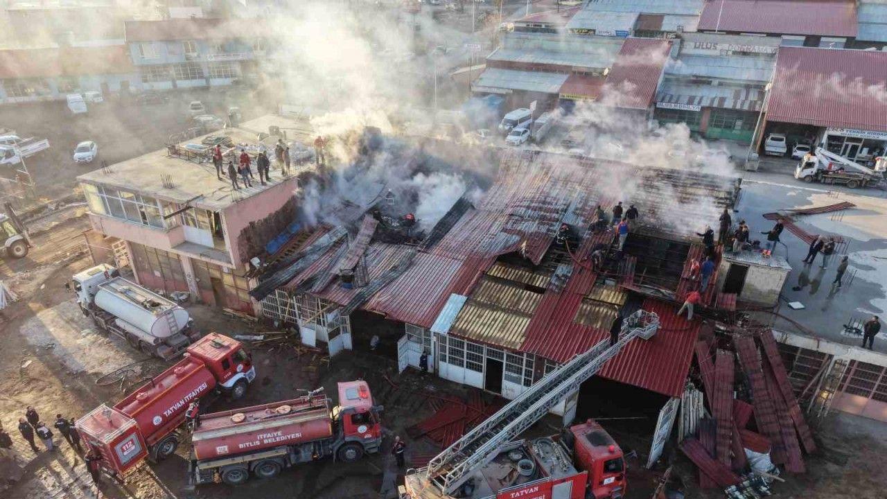 Tatvan’da kereste dükkanında yangın