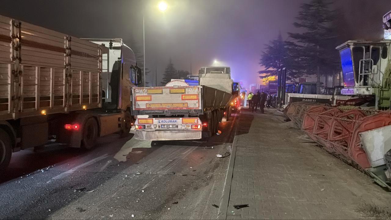 Tır ile servis minibüsü çarpıştı