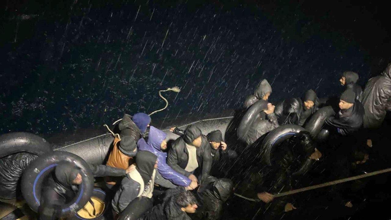 Yağmurun altında denizde sürüklenen göçmenlere sahil güvenlik yetişti