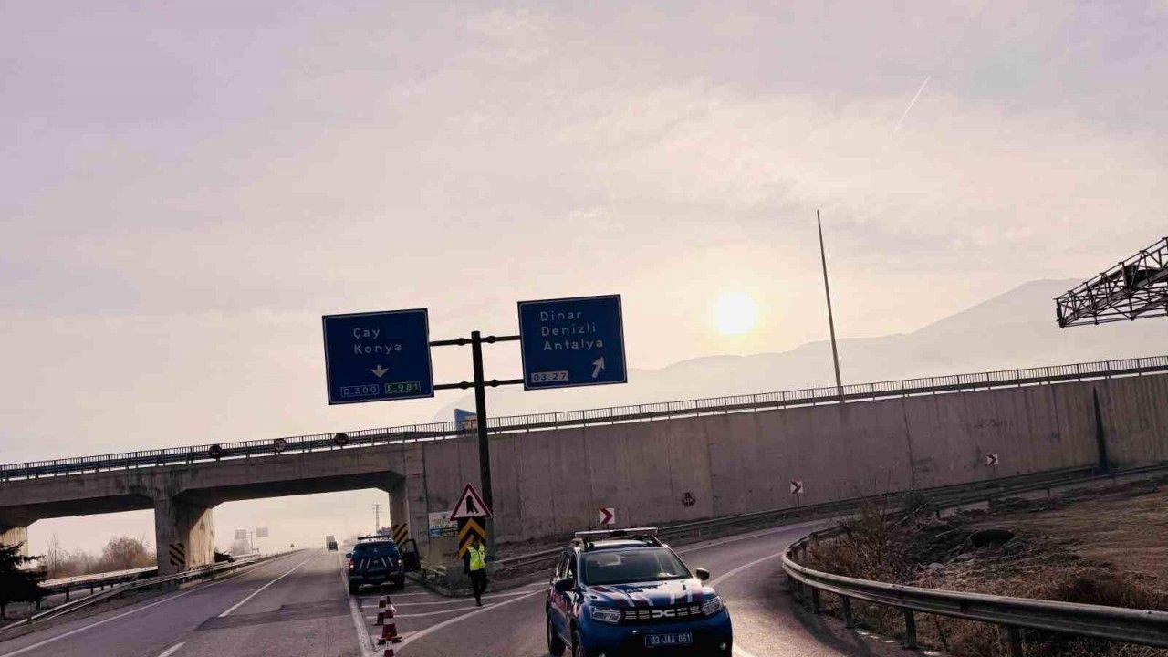 Yoğun sis nedeniyle kara yolu ulaşıma kapatıldı