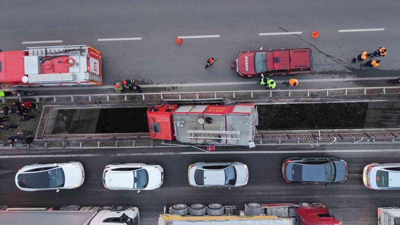 Yüksek gerilim tellerine ramak kala, itfaiye aracı köprü arasında sıkıştı: 3 personel yaralı