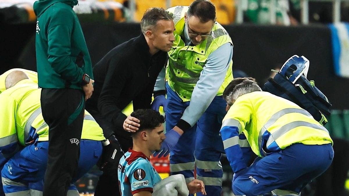 Avrupa gecesi kabusa döndü: Robin Van Persie oğlunu endişeli gözlerle izledi