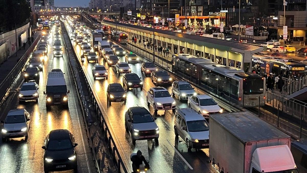 İstanbul'da trafik çilesi sürüyor: Bugün oran yüzde 87