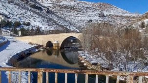 847 yıllık Haburman Köprüsü, kışın beyaz örtüsüyle büyülüyor