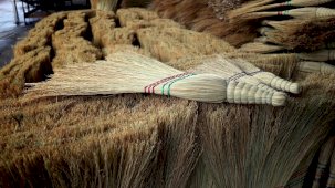 Bir zamanların ev temizliğinin vazgeçilmezi ot süpürgüler, artık birkaç ustanın elinde