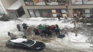 Çatıdan düşen kar kütlesi can aldı. 55 yaşındaki kadın hayatını kaybetti