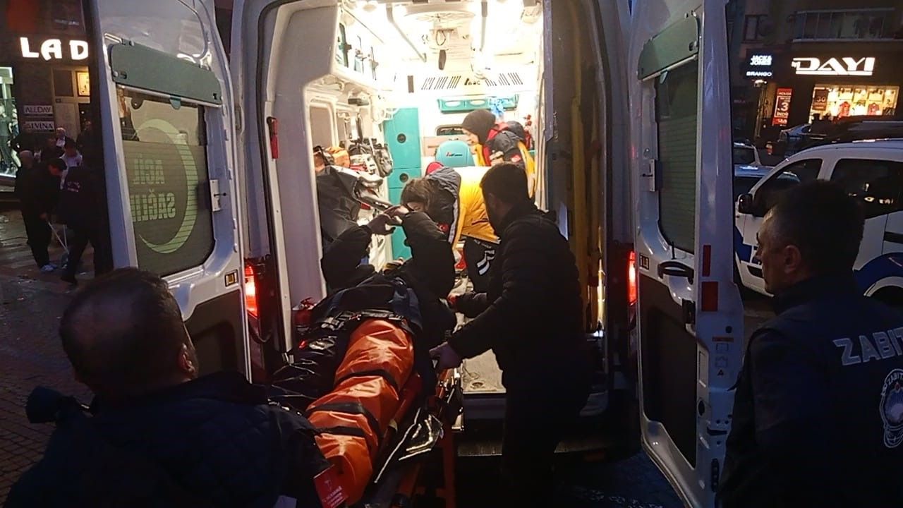 Kazada fırlayan motokurye otomobilin üzerine düştü