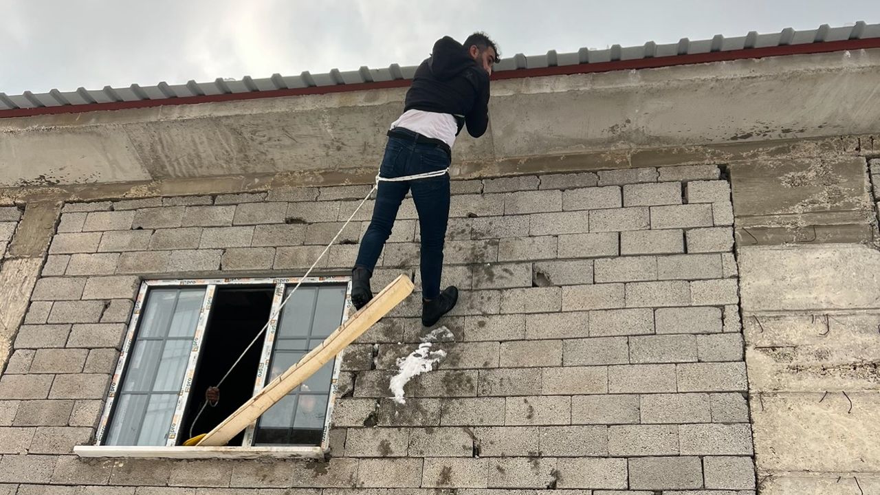 Yüksekova'da yürekleri ağza getiren kaza: Çatıda asılı kalan vatandaş kurtarıldı