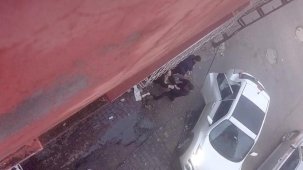 Eski eşini çocuklarının önünde sokak ortasında döven şahıs gözaltına alındı