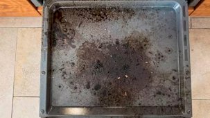 Fırın tepsisindeki yanıkları ovmaya son! Bir avuç yetiyor, lekeler kendiliğinden akıp gidiyor.