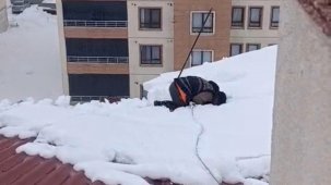 Hakkar'de kar temizliği için çatıya çıkan vatandaş ibadetini de eksik etmedi