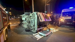 Hasta taşıyan ambulans kaza yaptı. 5 kişi yaralandı